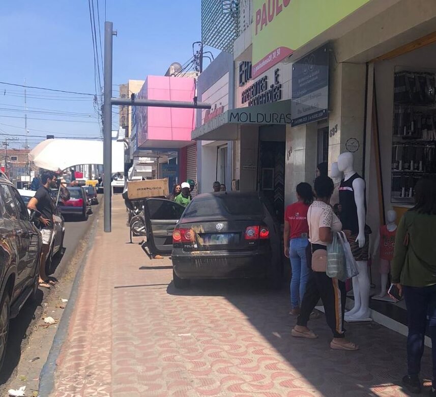 carro-desgovernado-invade-loja-no-centro-de-st-nesta-segunda-feira-(21)