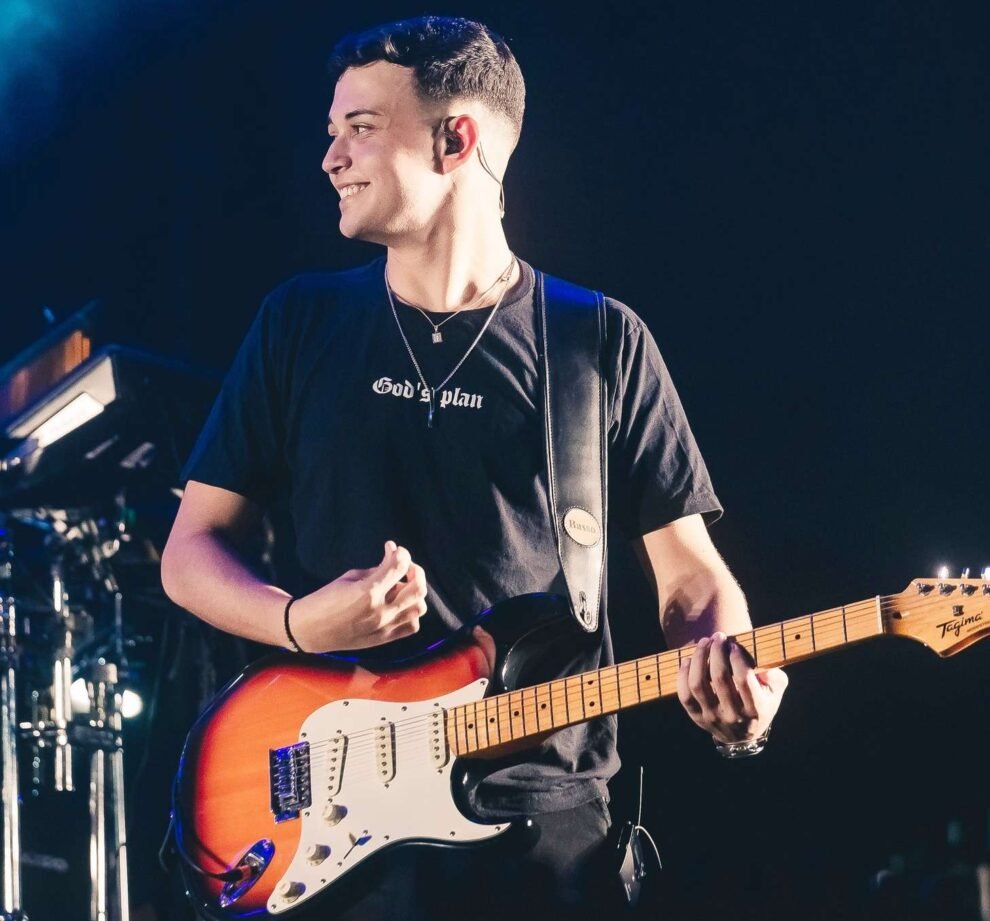 jovem-de-itapetim-pe-e-o-novo-guitarrista-da-cantora-mari-fernandez