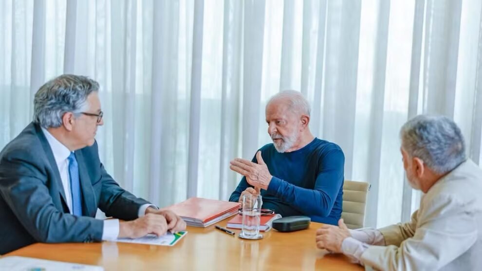 queda-em-banheiro:-equipe-medica-afirma-que-lula-esta-‘apto-a-exercer-rotina-de-trabalho’