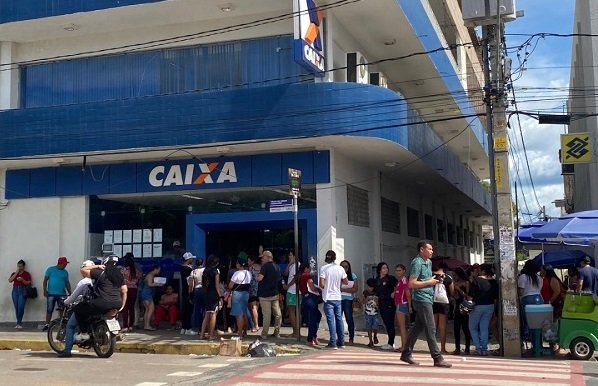 cliente-vive-clima-de-terror-dentro-da-caixa-economica-de-serra-talhada