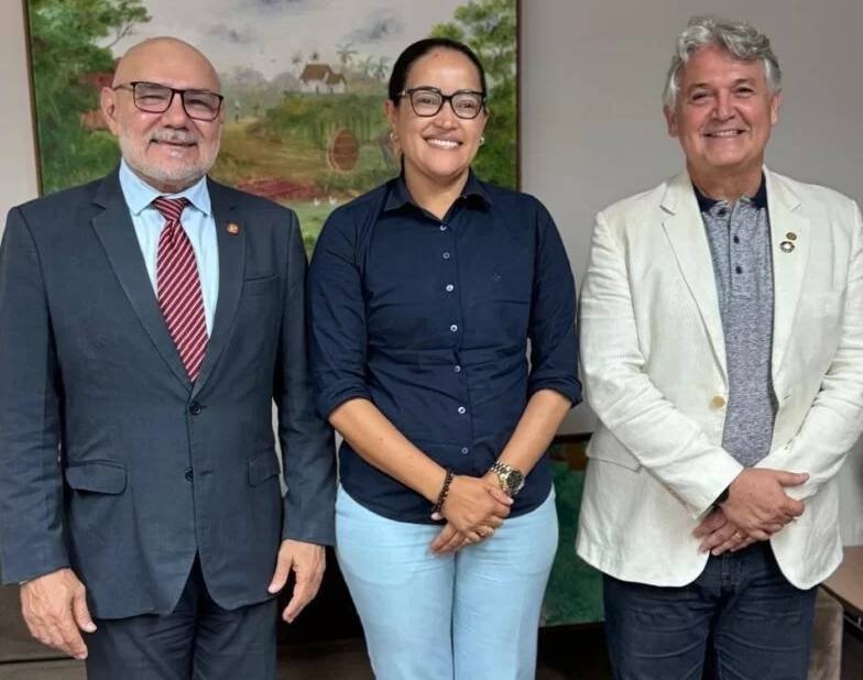 prefeita-eleita-de-sertania-se-reune-com-reitor-da-ufpe