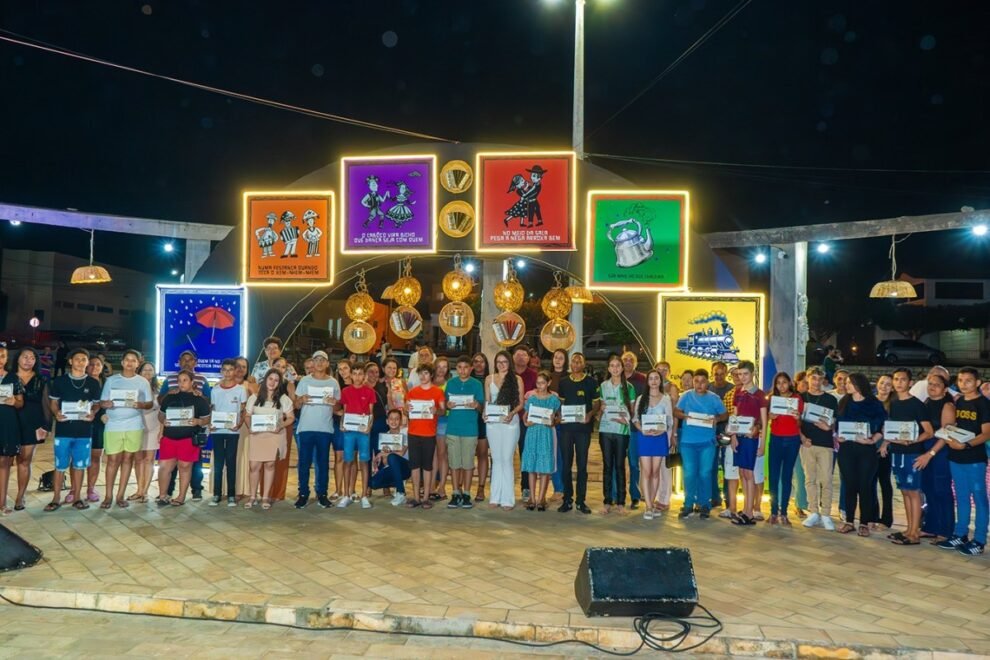 carnaiba:-prefeitura-entrega-tablets-a-alunos-do-programa-conectando-2024