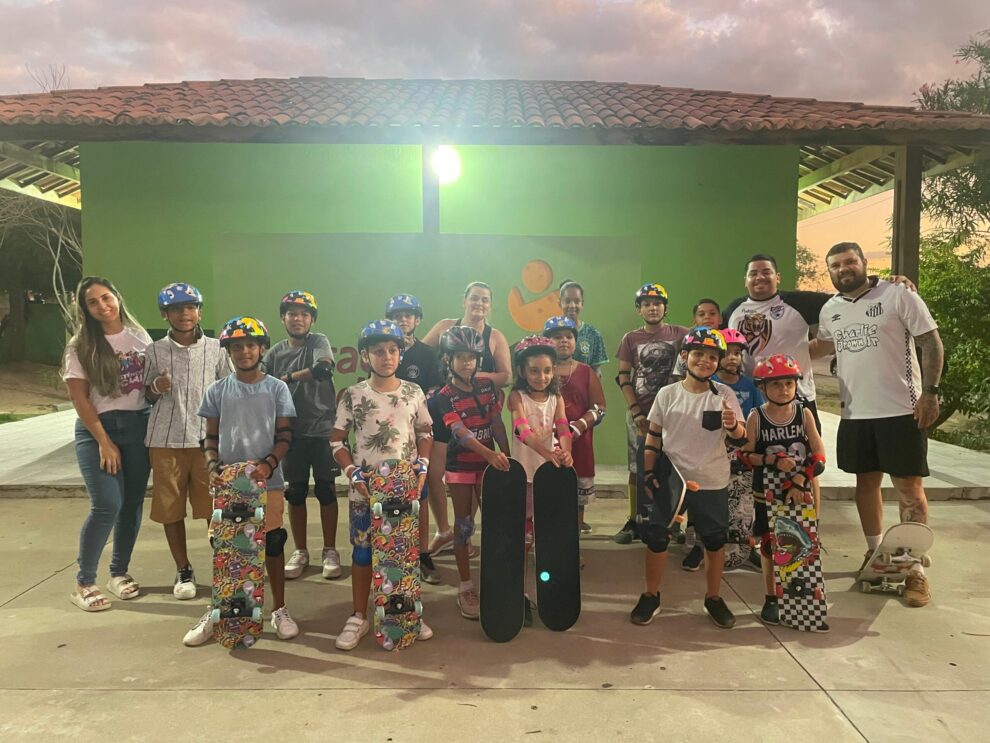 secretaria-de-desenvolvimento-e-assistencia-social-e-diretoria-de-esportes-da-prefeitura-de-iguaracy-promovem-aulas-de-skate-para-criancas