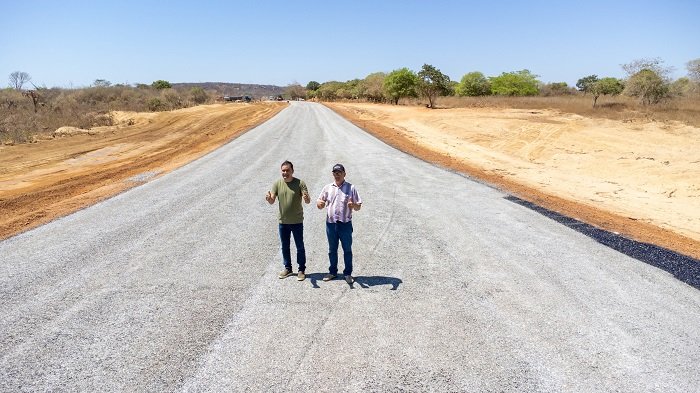 prefeito-gilson-bento-visita-obras-em-lagoinha