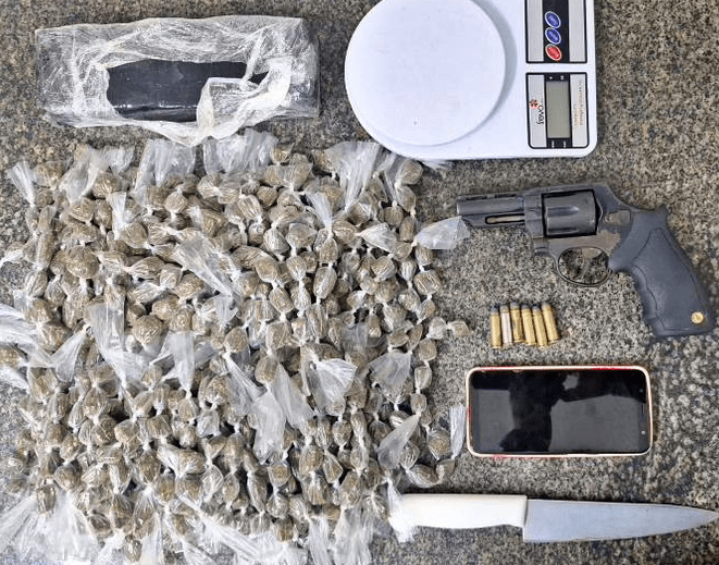 dupla-e-presa-com-drogas-e-arma-de-fogo-em-operacao-policial-no-recife