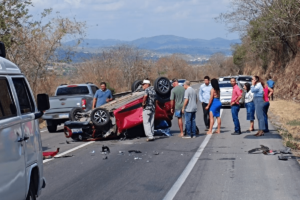 grave-acidente-em-pombos:-carro-capota-na-br-232-e-deixa-motorista-ferida