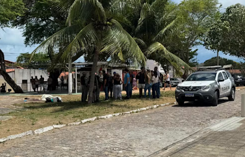 nordeste:-homem-mata-pai-a-facadas-e-arranca-a-cabeca-dele-em-praca-publica