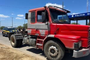 caminhao-furtado-e-com-placas-falsas-e-recuperado-pela-prf-em-caruaru