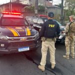 policia-rodoviaria-federal-e-policiais-do-core-resgatam-refens-de-assalto-e-apreendem-arma-e-viatura-falsa-na-br-408