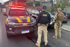 policia-rodoviaria-federal-e-policiais-do-core-resgatam-refens-de-assalto-e-apreendem-arma-e-viatura-falsa-na-br-408