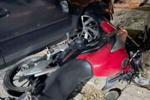 carro-colide-com-moto-na-pe-320-em-carnaiba