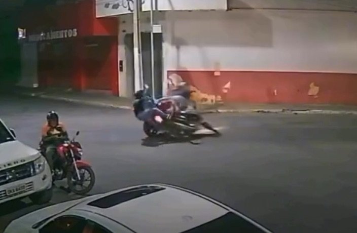 colisao-entre-duas-motos-e-registrada-em-cruzamento-perigoso-de-serra-talhada