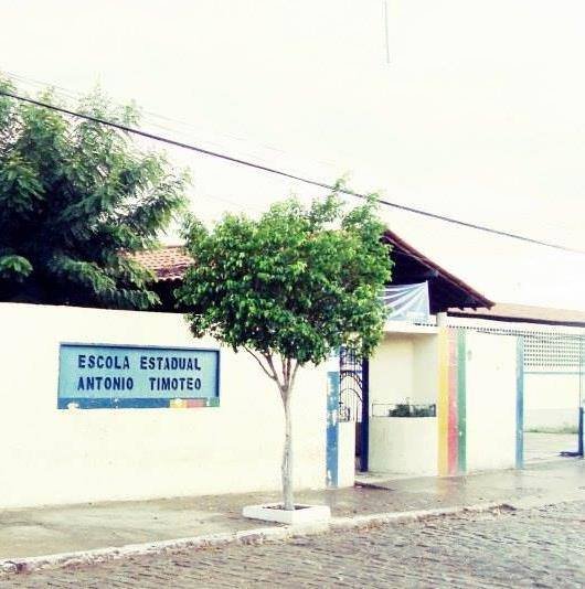 diretora-se-manifesta-sobre-confusao-em-escola-de-st