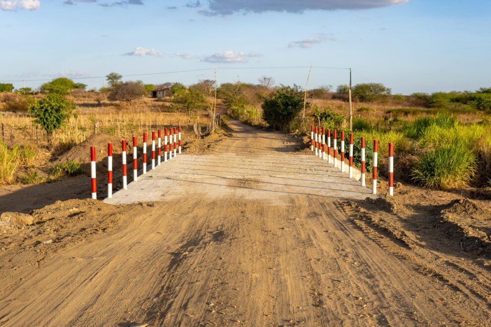 itapetim:-adelmo-moura-entrega-passagem-molhada-no-sitio-santo-antonio-de-lima-ao-lado-da-prefeita-eleita-aline-karina