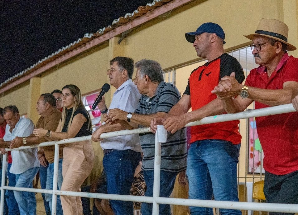 adelmo-moura-entrega-acao-ao-lado-da-prefeita-eleita-aline-karina