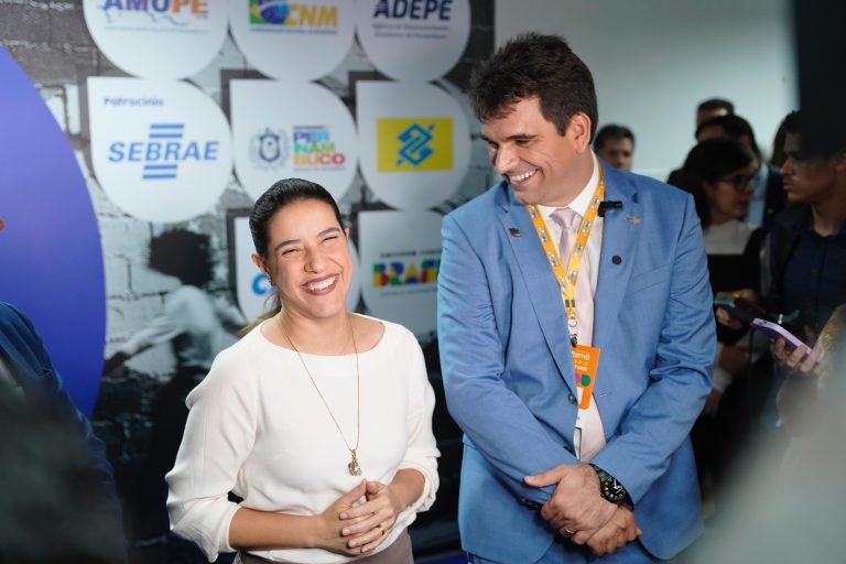 raquel-lyra-anuncia-convenio-que-transfere-posse-de-terreno-da-sede-amupe-para-a-associacao