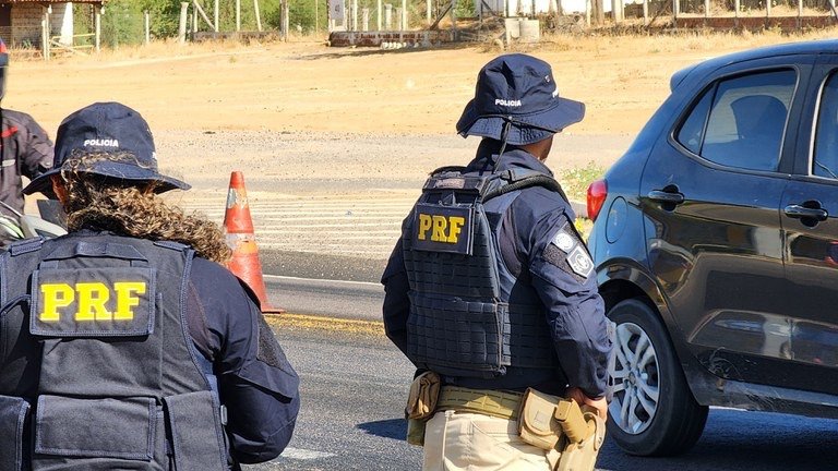 motorista-alcoolizado-tenta-se-esconder-dentro-de-van,-mas-e-detido-pela-prf-em-salgueiro