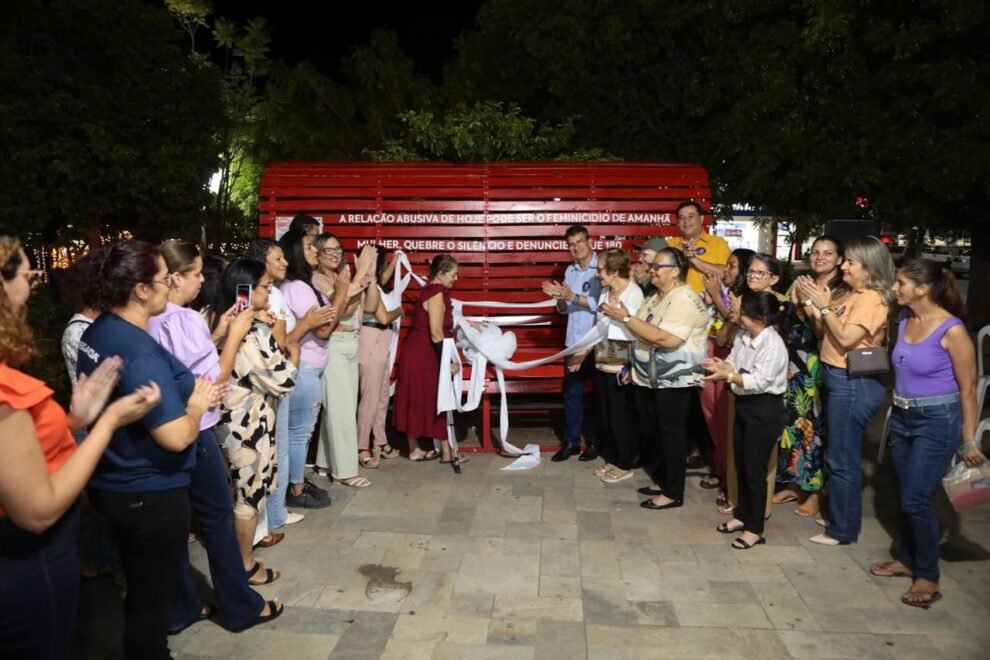 banco-vermelho-chega-a-afogados-e-reforca-luta-contra-o-feminicidio