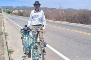idoso-de-81-anos-pedala-mais-de-60-km-de-bicicleta-de-afogados-a-matolotagem,-em-flores