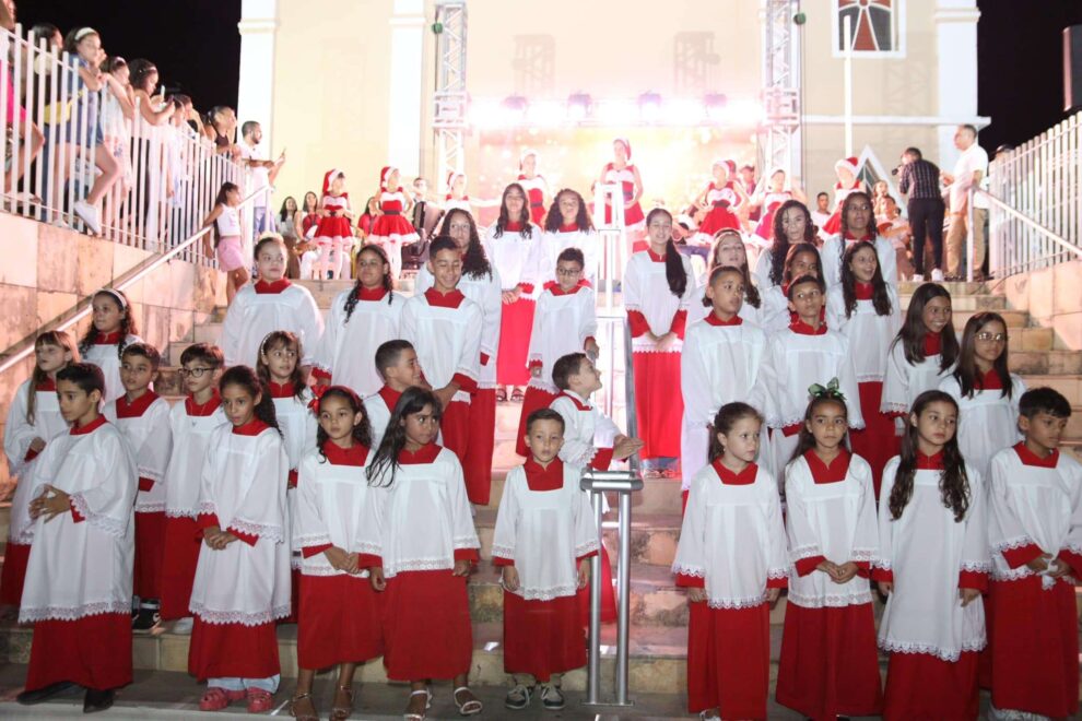 em-quixaba-a-3a-edicao-da-cantata-de-natal-encantou-os-moradores-com-apresentacoes-que-destacaram-o-espirito-natalino.