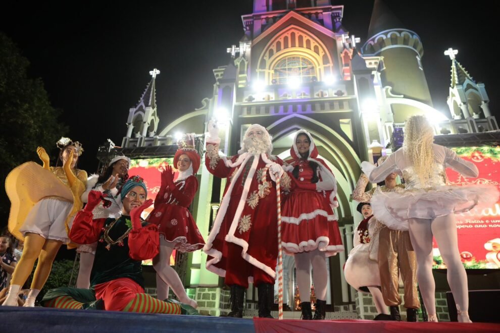 papai-noel-fez-a-alegria-da-criancada-na-praca-arruda-camara