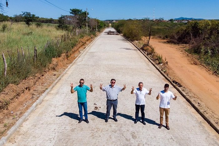 adelmo-moura-inaugurou-calcamento-ligando-pimenteira-a-piedade-do-ouro