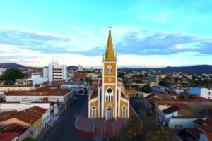 fieis-reclamam-de-calor-extremo-na-concatedral-da-penha,-em-st