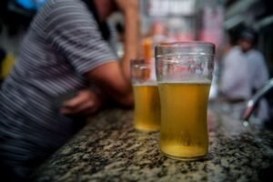 eua:-bebidas-alcoolicas-podem-ter-rotulo-com-alerta-de-risco-de-cancer