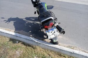 acidente-grave-na-br-232:-motociclista-e-passageira-ficam-feridos-apos-colisao-com-poste