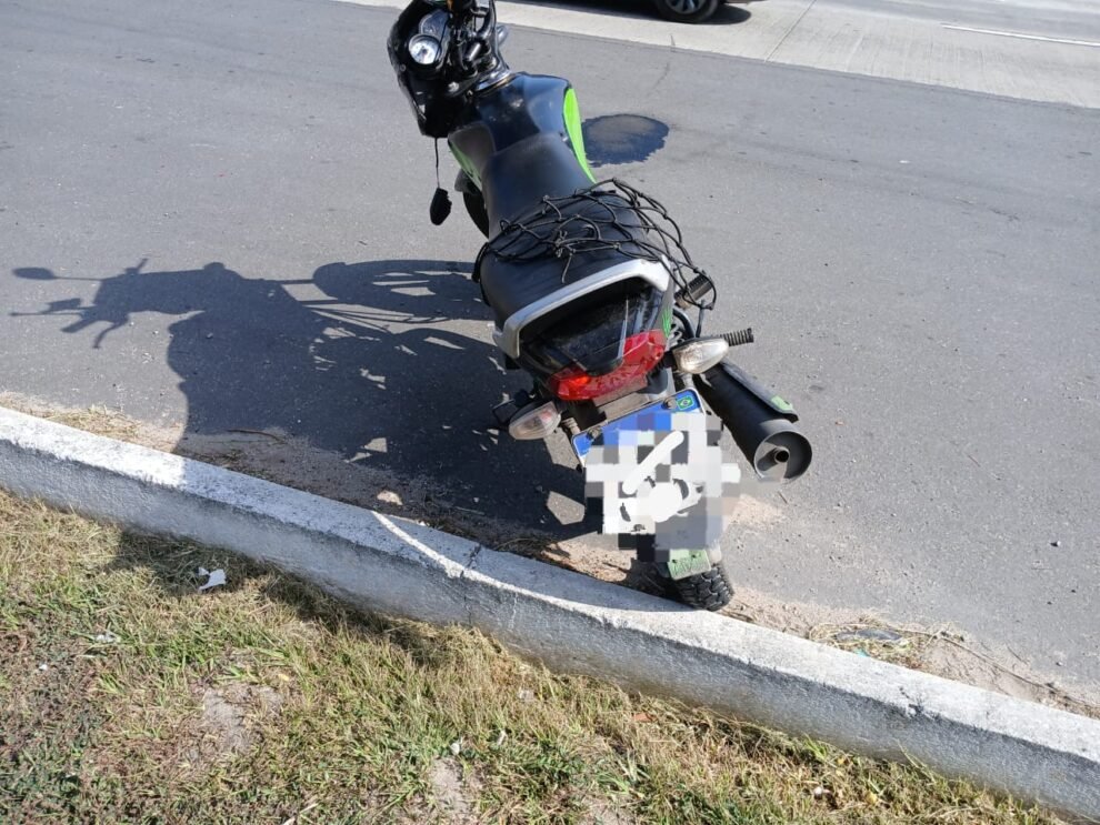 acidente-grave-na-br-232:-motociclista-e-passageira-ficam-feridos-apos-colisao-com-poste