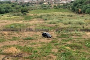 motorista-perde-controle-de-veiculo-e-cai-no-rio-pajeu,-em-serra-talhada