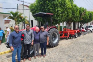 prefeitura-de-iguaracy-recebe-trator-e-equipamento-agricola-com-emenda-da-senadora-teresa-leitao