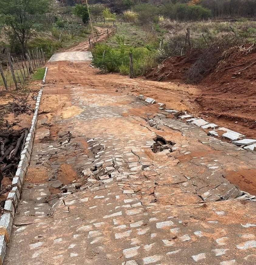 carnaiba:-obra-recem-inaugurada-se-desmancha-na-primeira-chuva-no-sitio-jardim-de-ibitiranga