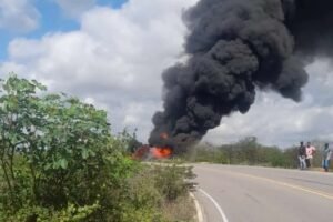 caminhao-capota-e-explode-na-pe-366-entre-o-distrito-de-fatima-e-sitio-dos-nunes,-em-flores