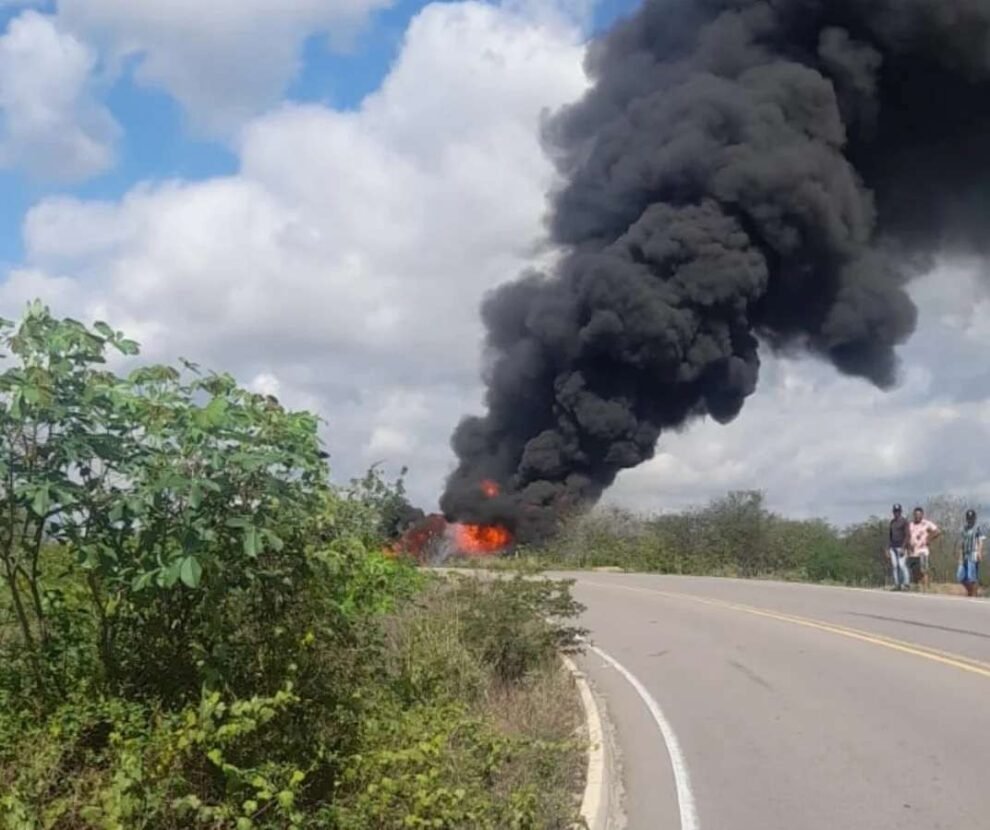 caminhao-capota-e-explode-na-pe-366-entre-o-distrito-de-fatima-e-sitio-dos-nunes,-em-flores