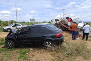 veiculos-sofrem-colisao-na-pe-320-entre-carnaiba-e-flores-neste-sabado