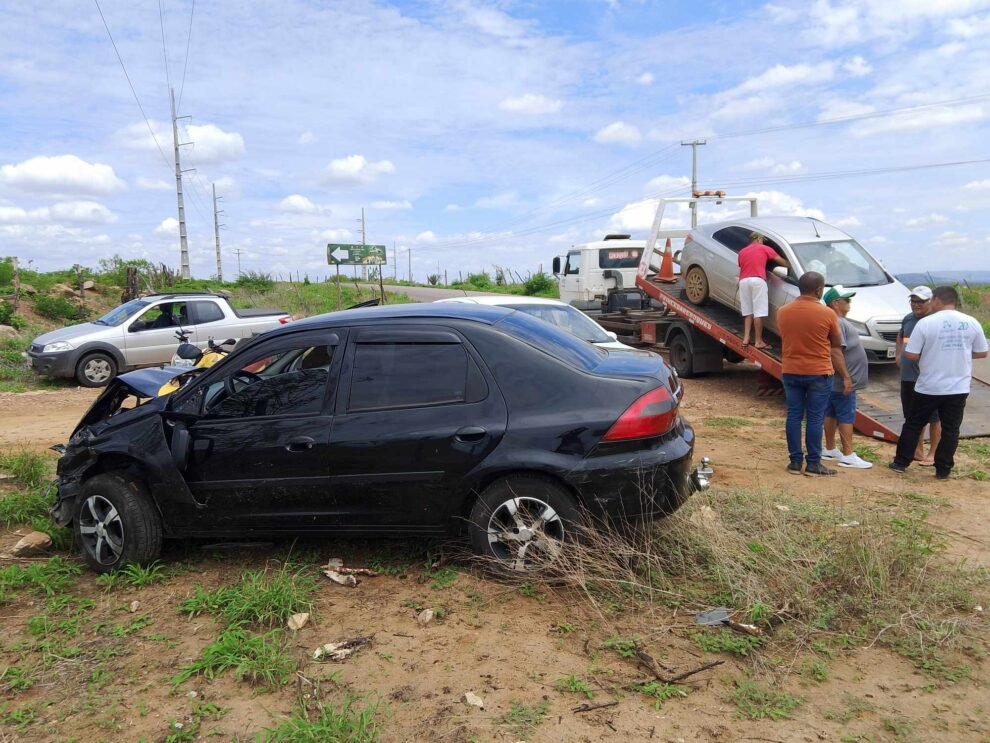 veiculos-sofrem-colisao-na-pe-320-entre-carnaiba-e-flores-neste-sabado