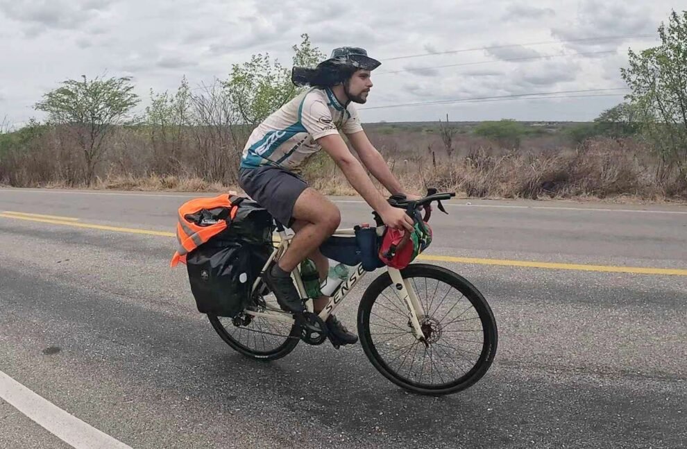 ciclista-de-sertania-que-esta-cruzando-o-pajeu,-chega-a-carnaiba-nesta-terca