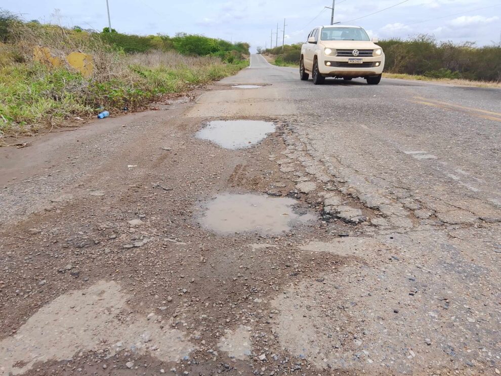 motoristas-reclamam-de-buraqueira-no-trevo-da-ita,-entre-carnaiba-e-afogados-e-temem-acidentes-de-transito