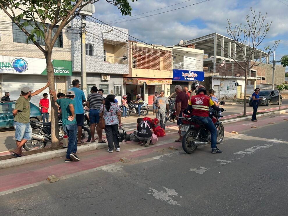 video:-acidente-entre-motos-e-registrado-na-avenida-afonso-magalhaes-em-serra-talhada