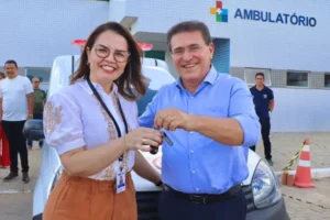 duque-reconhece-trabalho-entregando-ambulancia-ao-hospital-eduardo-campos