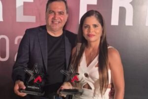 gilson-bento-comemora-recebimento-de-premio-referencia