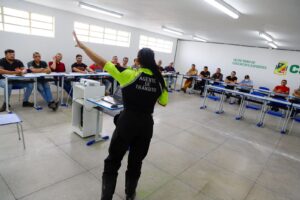 autarquia-de-mobilidade-de-caruaru-promove-curso-de-aperfeicoamento-no-transito-para-motoristas-e-monitores-de-transporte-da-secretaria-de-educacao-e-esportes