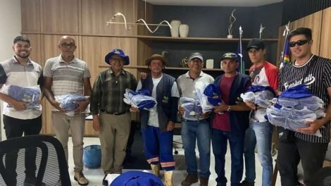 quixaba:-prefeito-ze-pretinho-faz-entrega-de-kits-de-uniformes-a-funcionarios-da-infraestrutura