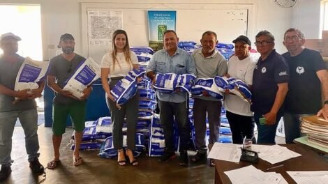 prefeita-acompanha-entrega-de-sementes-para-agricultores-itapetinenses