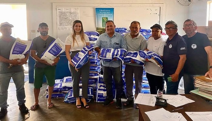 prefeita-acompanha-entrega-de-sementes-para-agricultores-itapetinenses