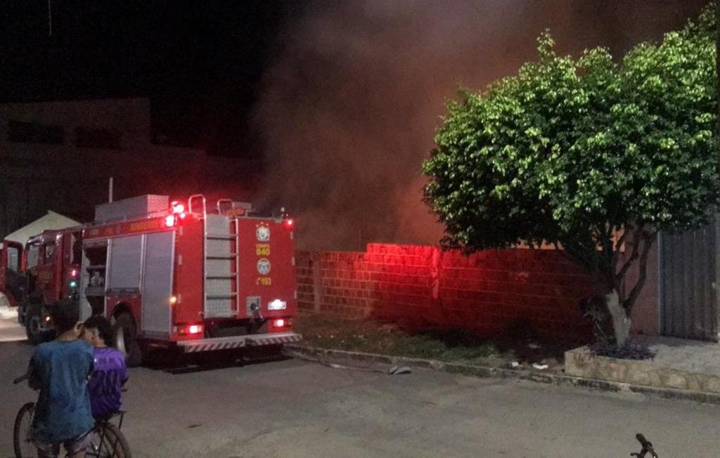 casa-ocupada-por-moradores-de-rua-pega-fogo-em-bairro-de-serra-talhada