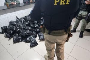 apos-fuga-por-10-km,-homem-e-detido-pela-prf-e-biesp-com-45-kg-de-supermaconha-em-caruaru