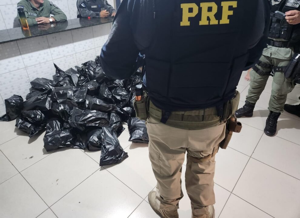 apos-fuga-por-10-km,-homem-e-detido-pela-prf-e-biesp-com-45-kg-de-supermaconha-em-caruaru