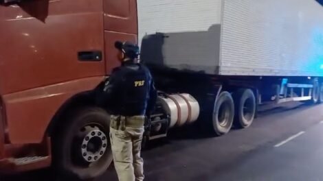 motorista-abandona-caminhao-e-pula-de-ribanceira-na-br-232-para-fugir-da-prf